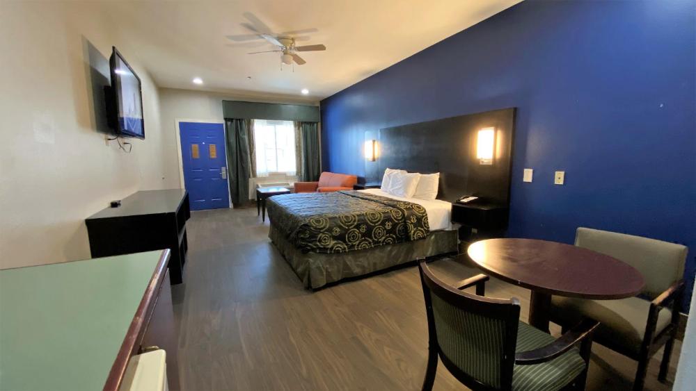 King Room - Non-Smoking interior