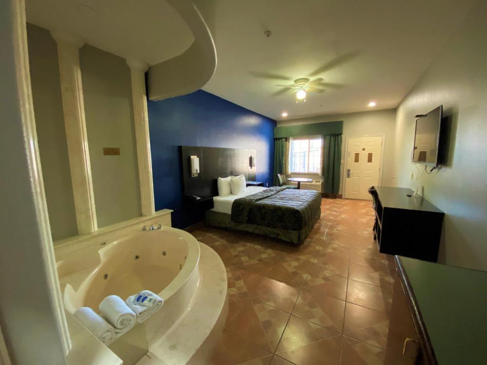 King Suite with Spa Bath - Non-Smoking interior